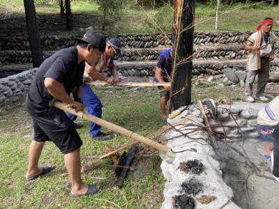 獵人團頒證儀式活動─取火智慧，族人們實作鑽木取火，體驗祖先傳承的生活智慧